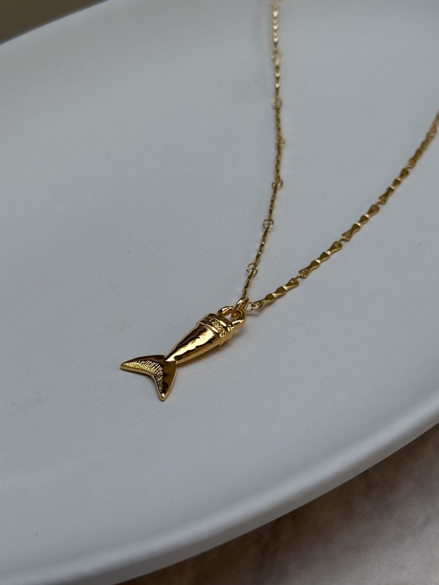 COLLIER EVE