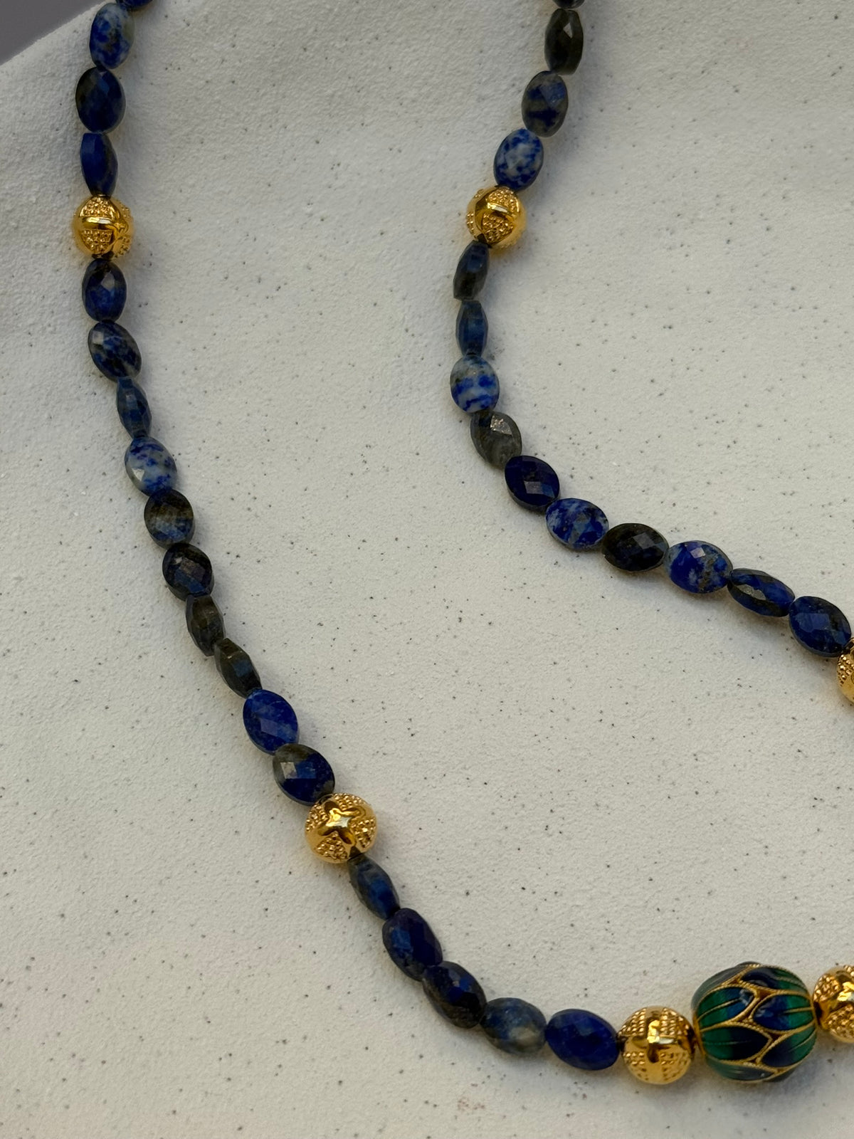 COLLIER NINA