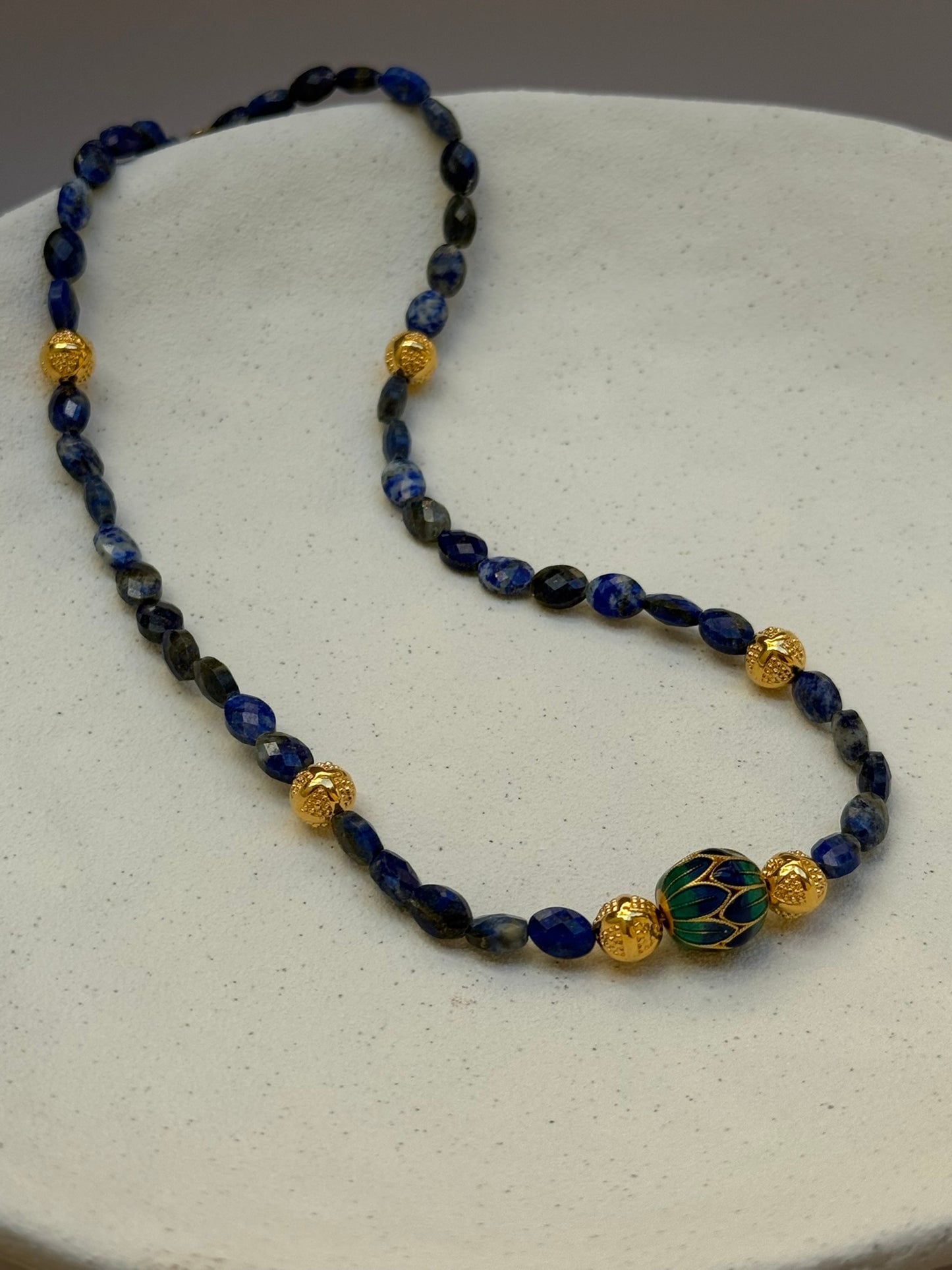 COLLIER NINA