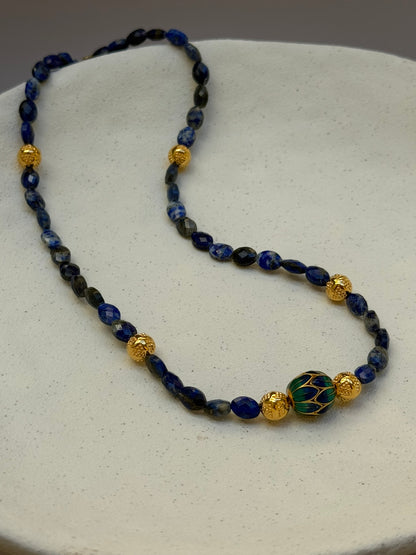 COLLIER NINA