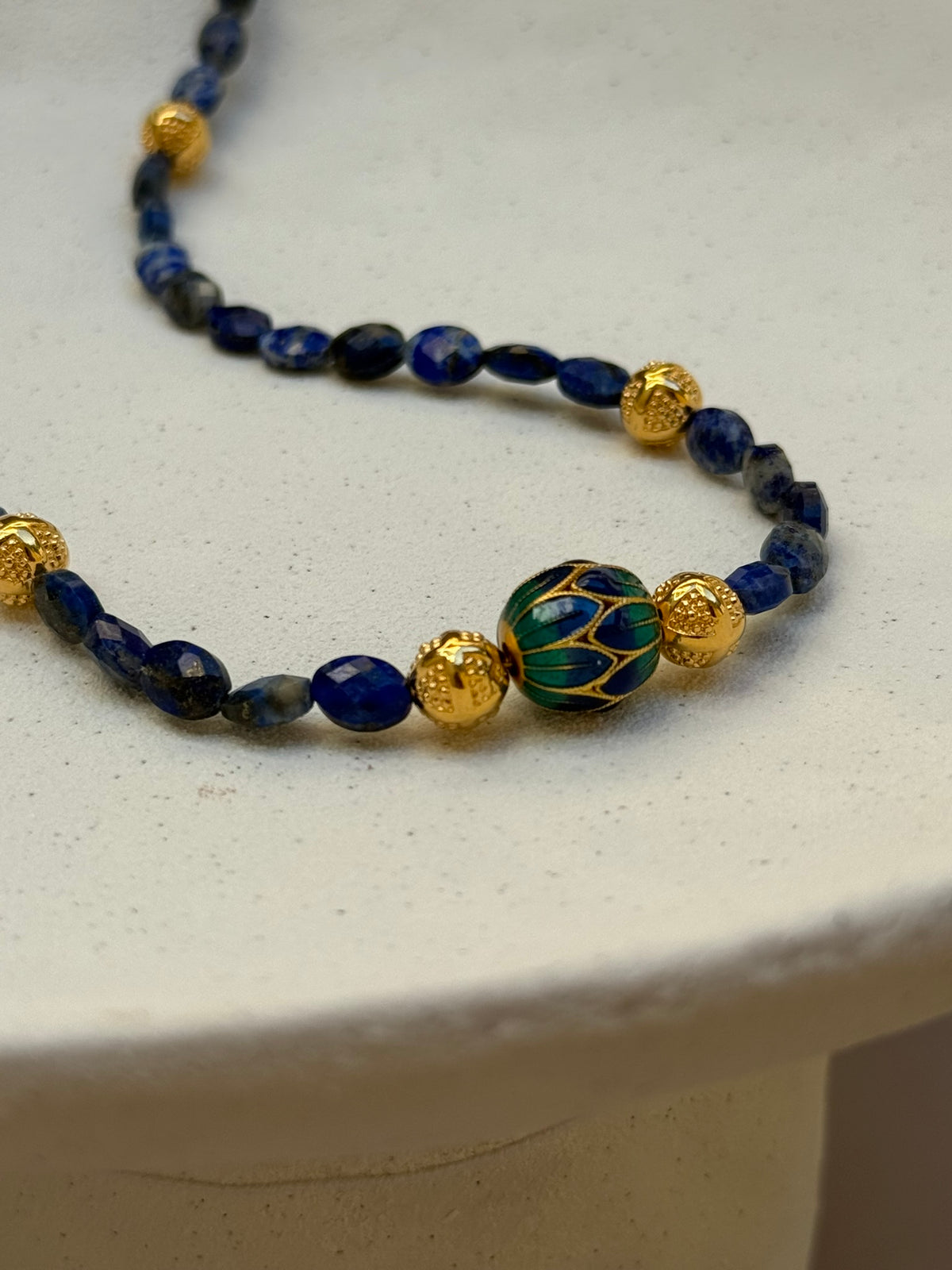 COLLIER NINA