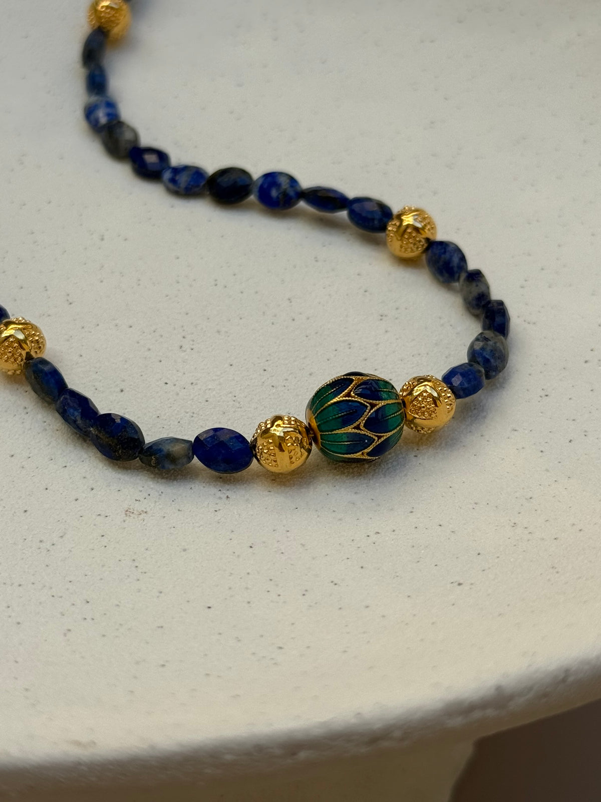COLLIER NINA