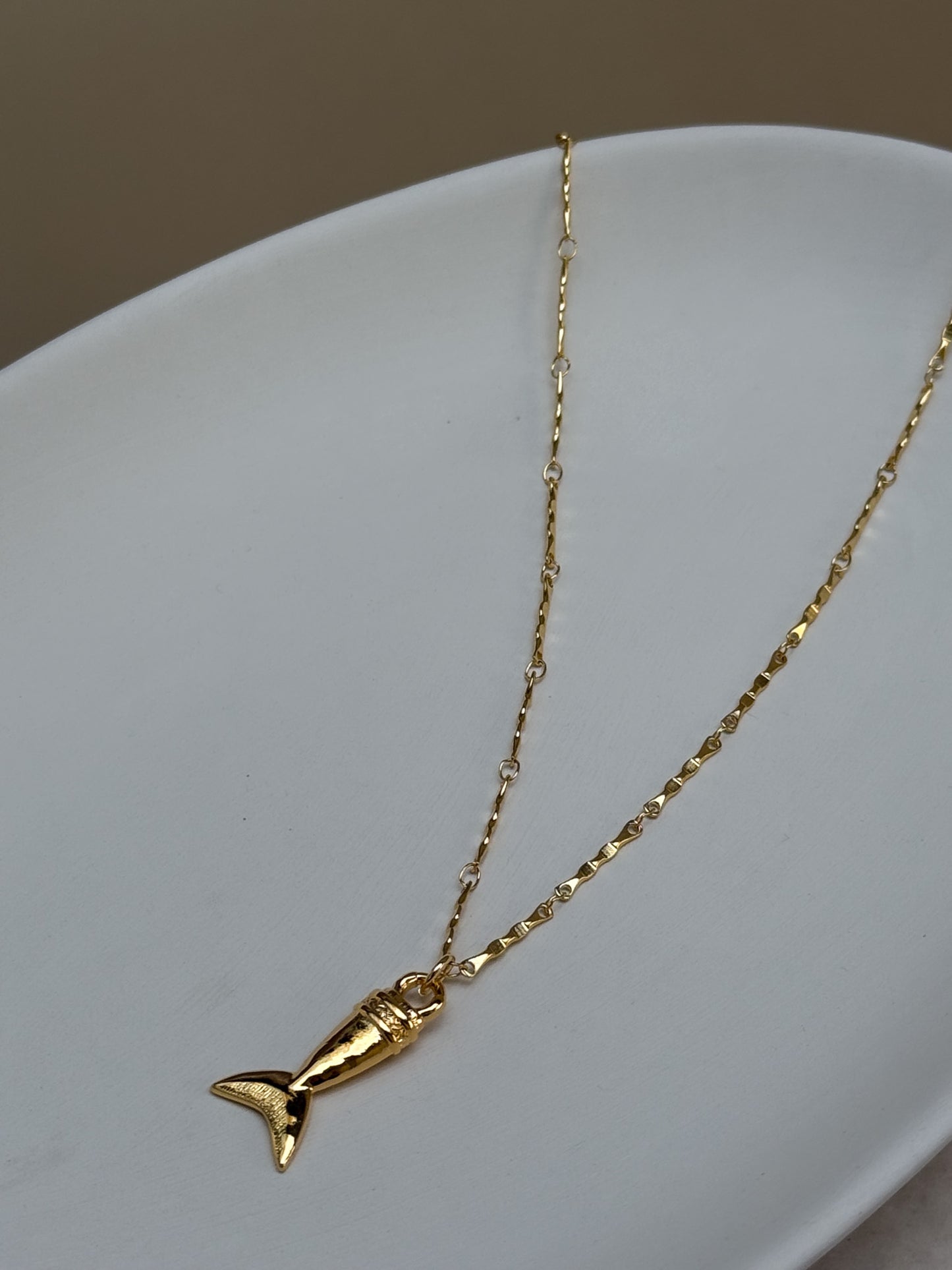 COLLIER EVE