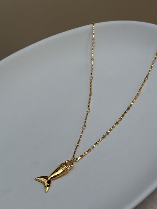 COLLIER EVE